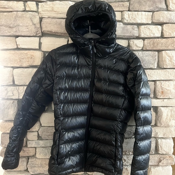 Adidas lightweight puffer jacket in black size medium - Picture 2 of 3